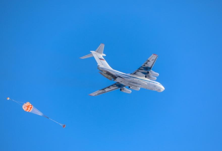 Тверские летчики провели тренировку по десантированию грузов на дрейфующую льдину