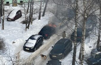 В Твери загорелись два автомобиля, один из них – такси