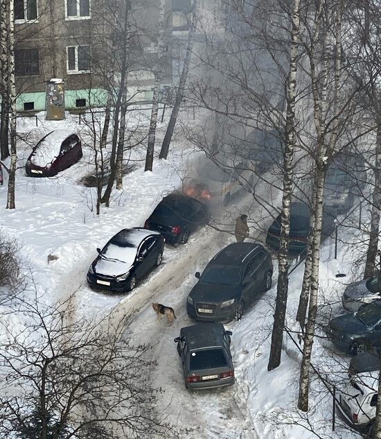 В Твери загорелись два автомобиля, один из них – такси