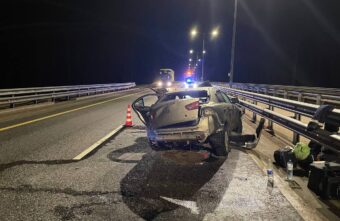 В Тверской области водитель врезался в ограждение из-за взрыва колеса