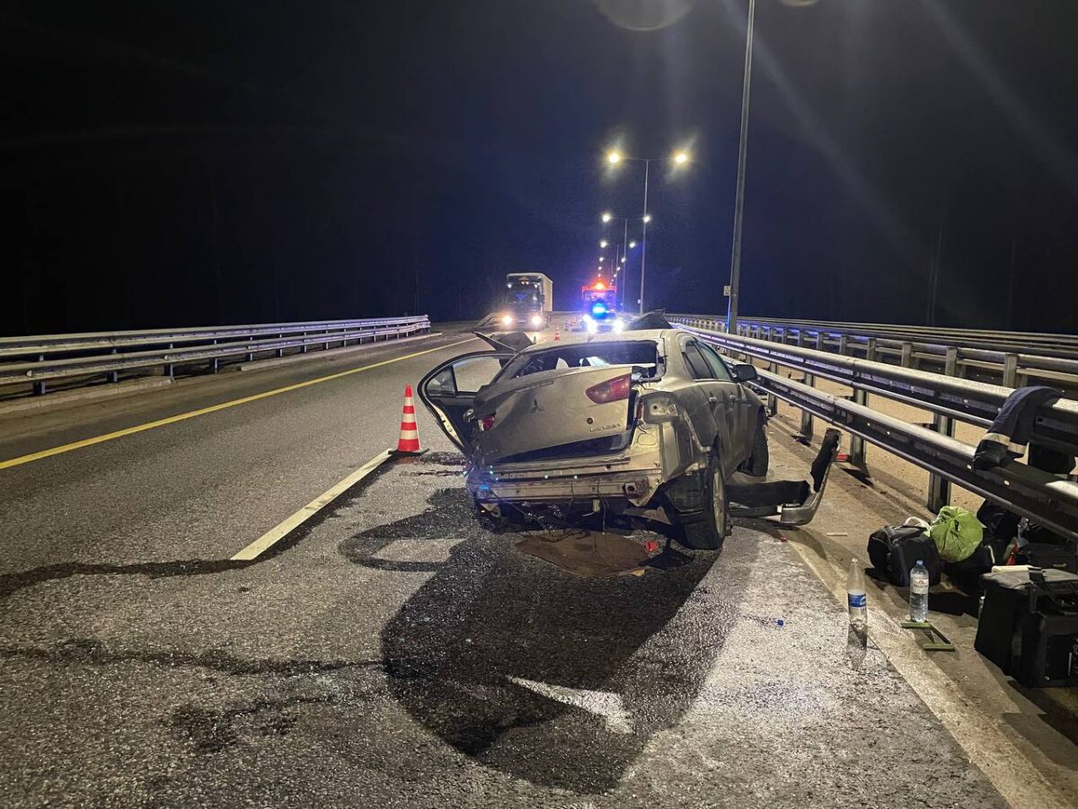 В Тверской области водитель врезался в ограждение из-за взрыва колеса