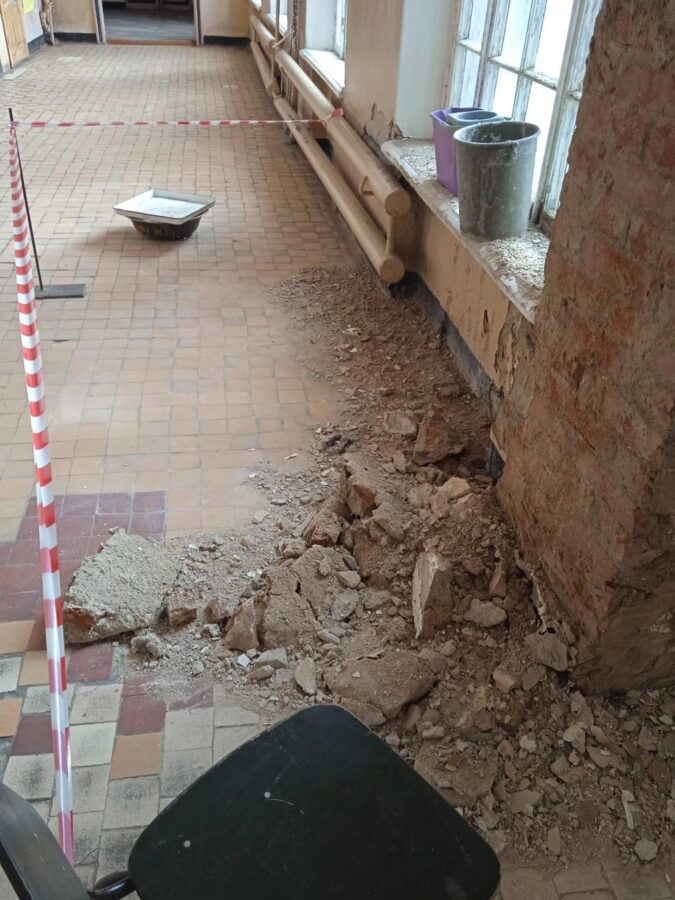 Потолок колледжа в Тверской области разрушается и протекает
