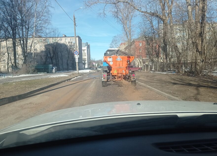 В Твери «опоздали» с обработкой улиц песком