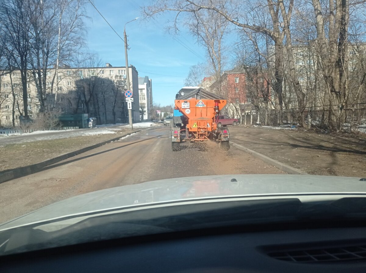 В Твери «опоздали» с обработкой улиц песком