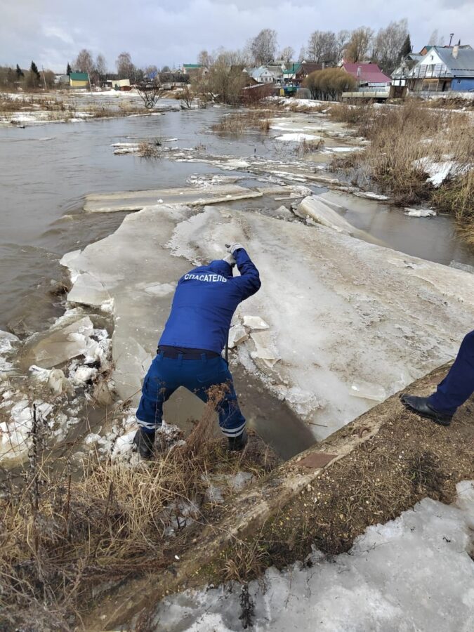 Пропуск весеннего паводка. Затор на реке. Ледяной затор. Фотосессия на ледоходе. Ледоход на реке.