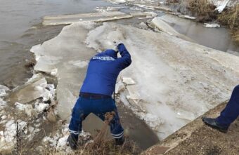 В Ржеве Тверской области спасатели ликвидировали ледяной затор