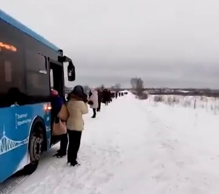 Жители Тверской области опоздали на работу из-за сломанного автобуса Жители Тверской области опоздали на работу из-за сломанного автобуса
