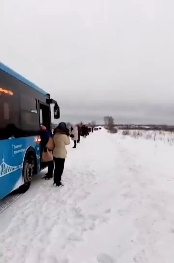 Жители Тверской области опоздали на работу из-за сломанного автобуса