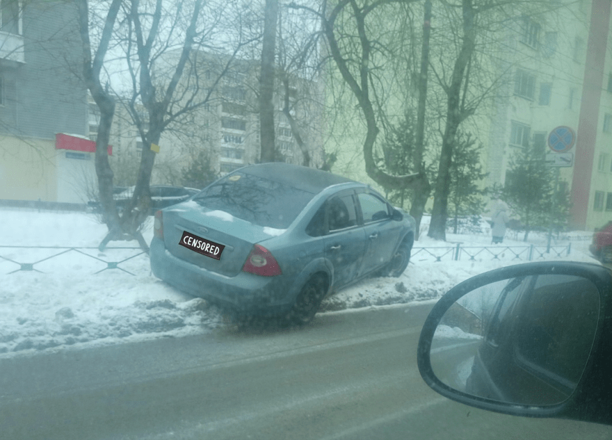 В Твери легковушка залезла на забор