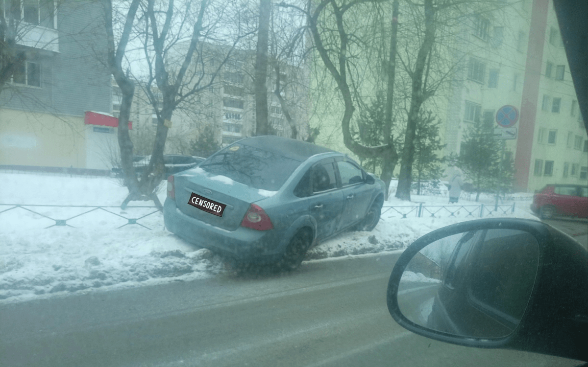 В Твери легковушка залезла на забор