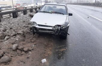 На трассе в Твери столкнулись иномарка и отечественная легковушка