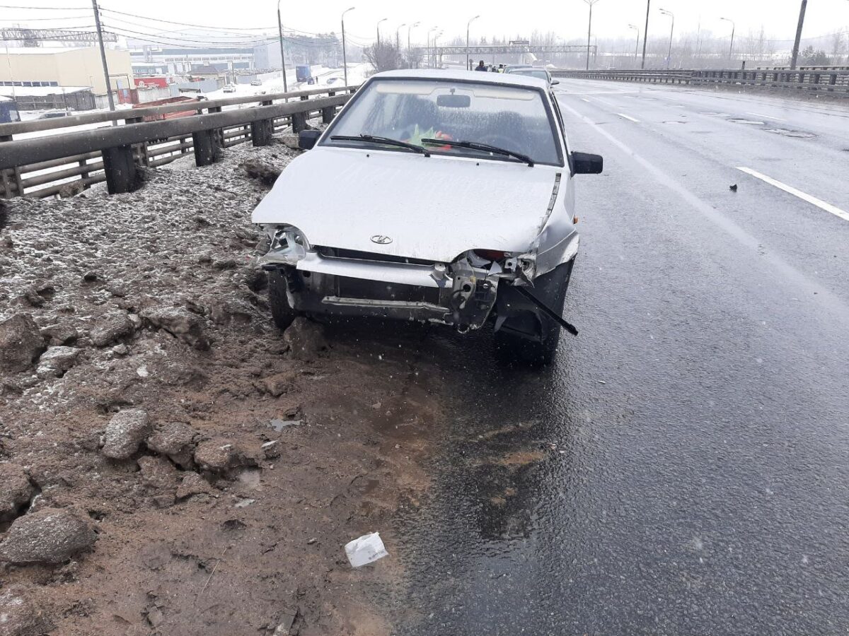 На трассе в Твери столкнулись иномарка и отечественная легковушка
