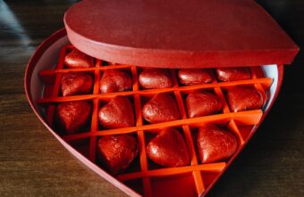 Россияне 8 Марта на четверть увеличили траты на конфеты и шоколад Россияне 8 Марта на четверть увеличили траты на конфеты и шоколад