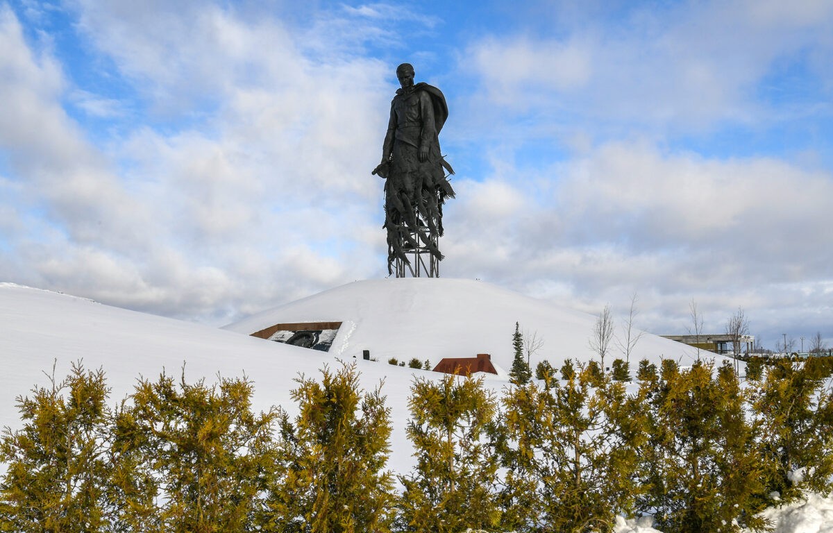 Губернатор Игорь Руденя возложил цветы к Ржевскому мемориалу Советскому солдату