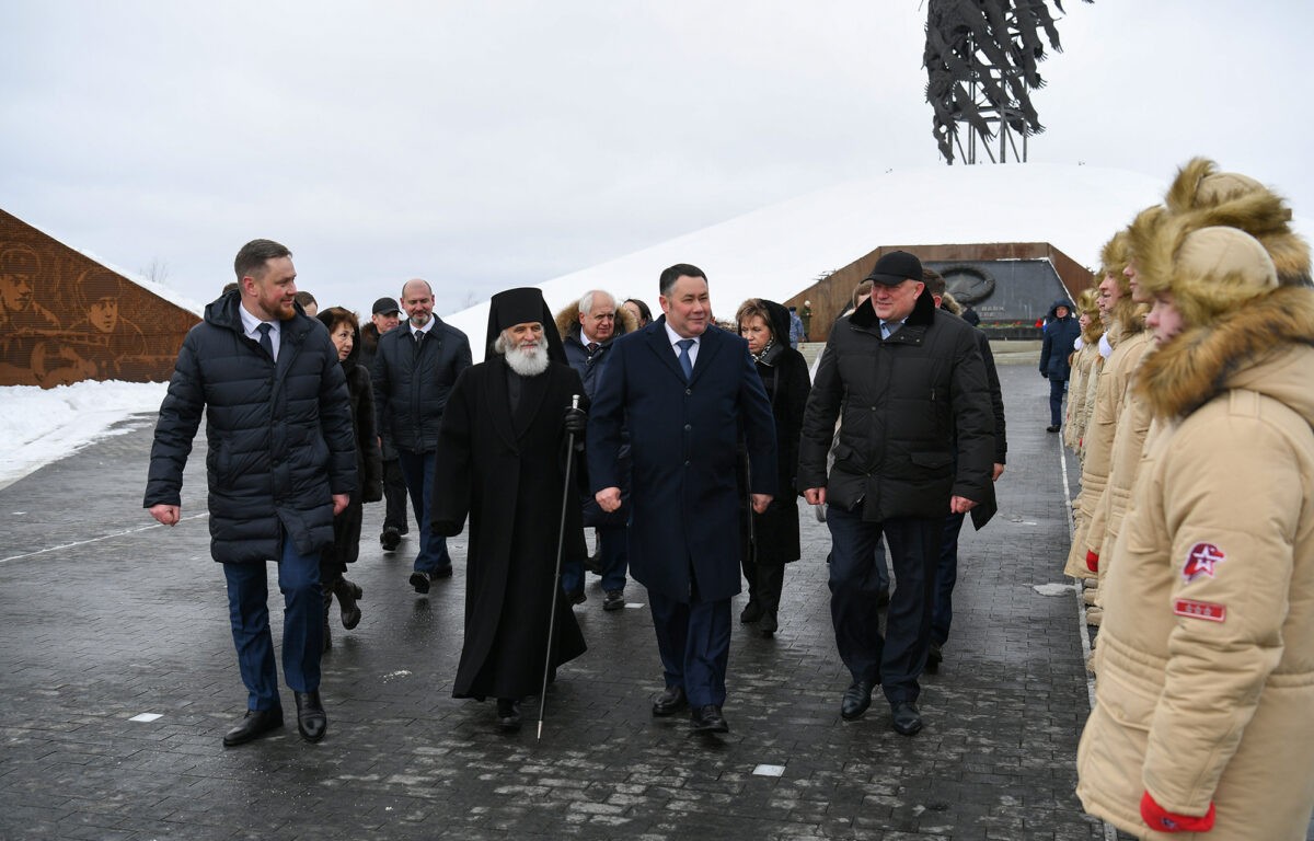 Губернатор Игорь Руденя возложил цветы к Ржевскому мемориалу Советскому солдату