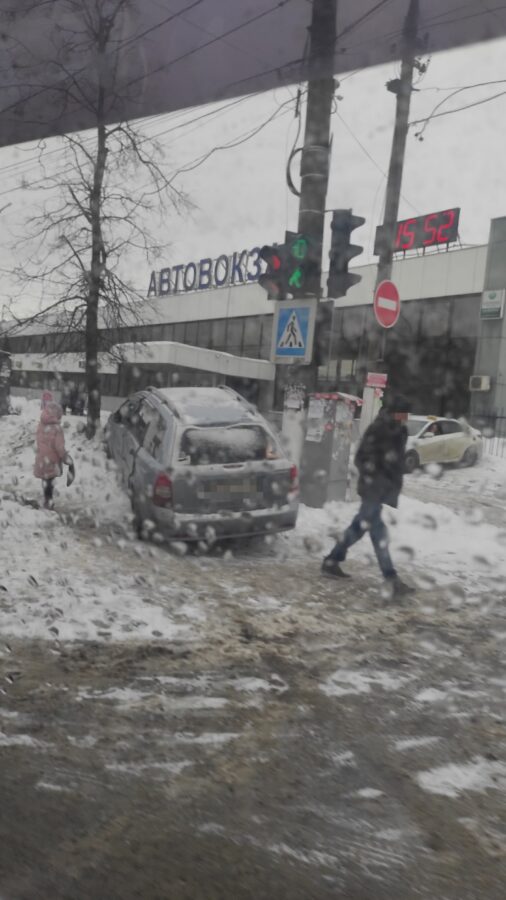 В Твери грузовик отправил легковушку на тротуар