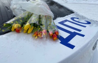 В Тверской области сотрудники ДПС поздравили женщин-водителей с наступающим праздником