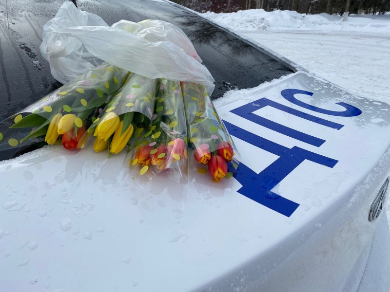 В Тверской области сотрудники ДПС поздравили женщин-водителей с наступающим праздником