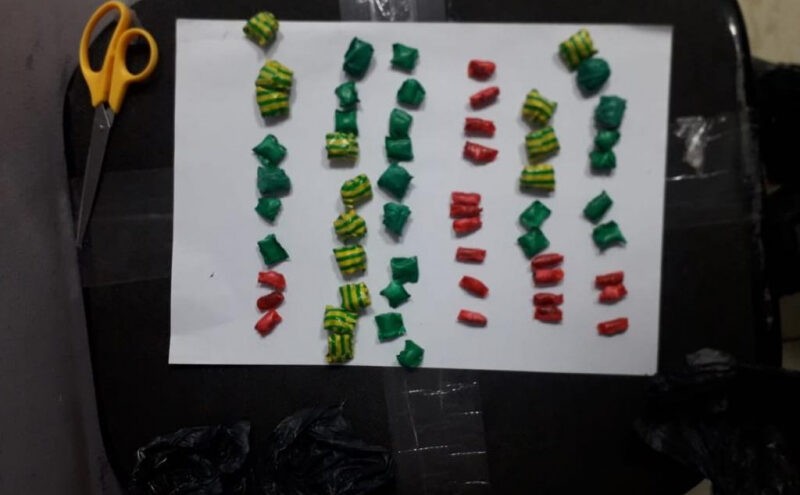 124 свёртка с героином нашли у приехавшего в Тверь наркокурьера 124 свёртка с героином нашли у приехавшего в Тверь наркокурьера