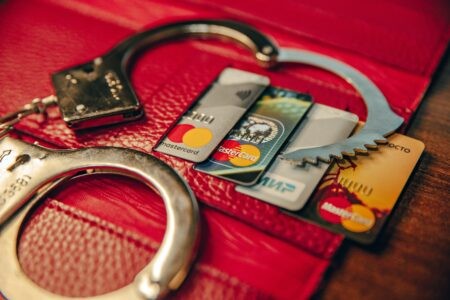 Житель Тверской области украл деньги у собутыльницы и уехал в другой город «гулять» Житель Тверской области украл деньги у собутыльницы и уехал в другой город «гулять»