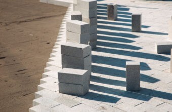 Одну из автодорог в Твери оборудуют тротуаром