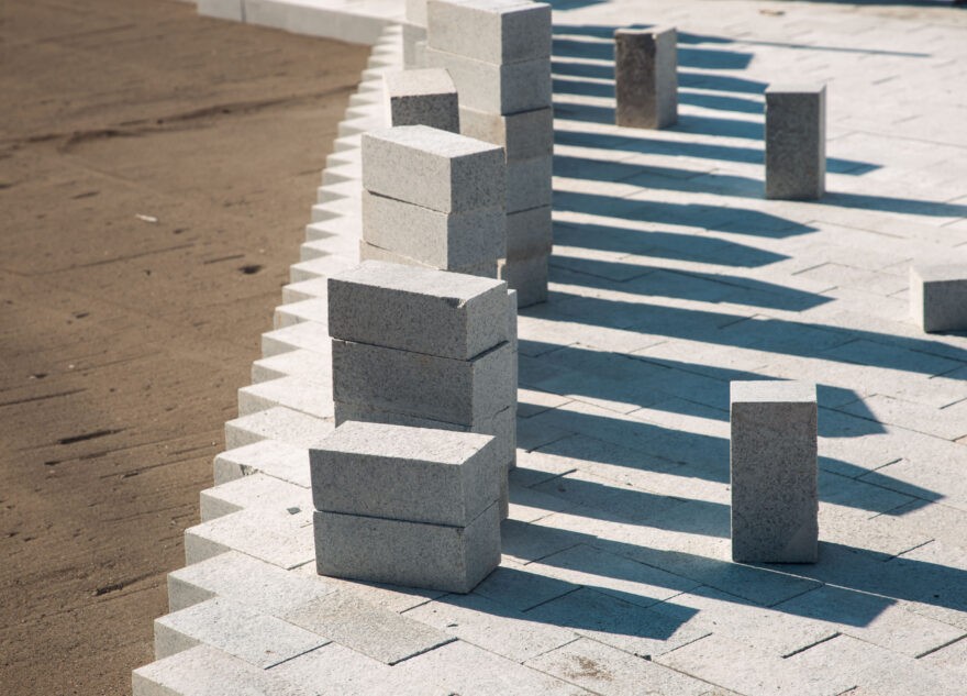 Одну из автодорог в Твери оборудуют тротуаром