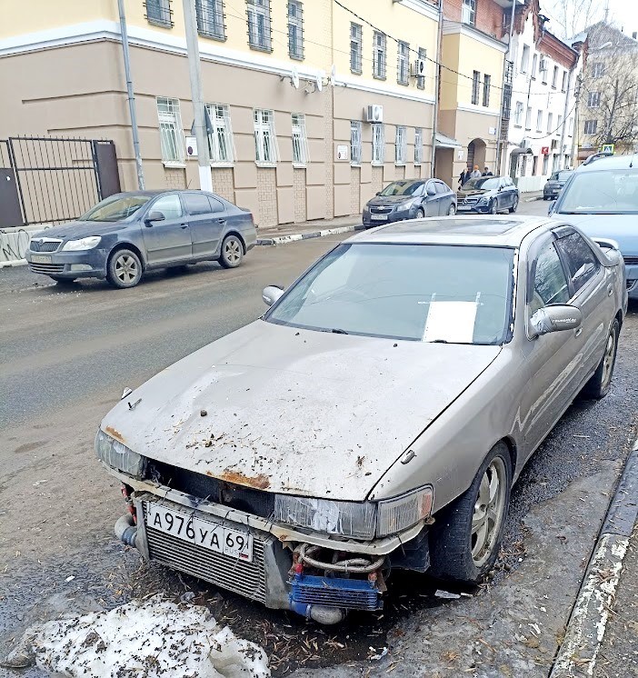 Брошенную в центре Твери «Тойоту» уберут с улицы за счет владельца