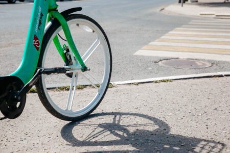 В Тверской области водитель оказал помощь велосипедистке, которую сбил В Тверской области водитель оказал помощь велосипедистке, которую сбил