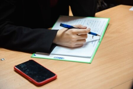 В школах Тверской области хотели запретить телефоны у обучающихся