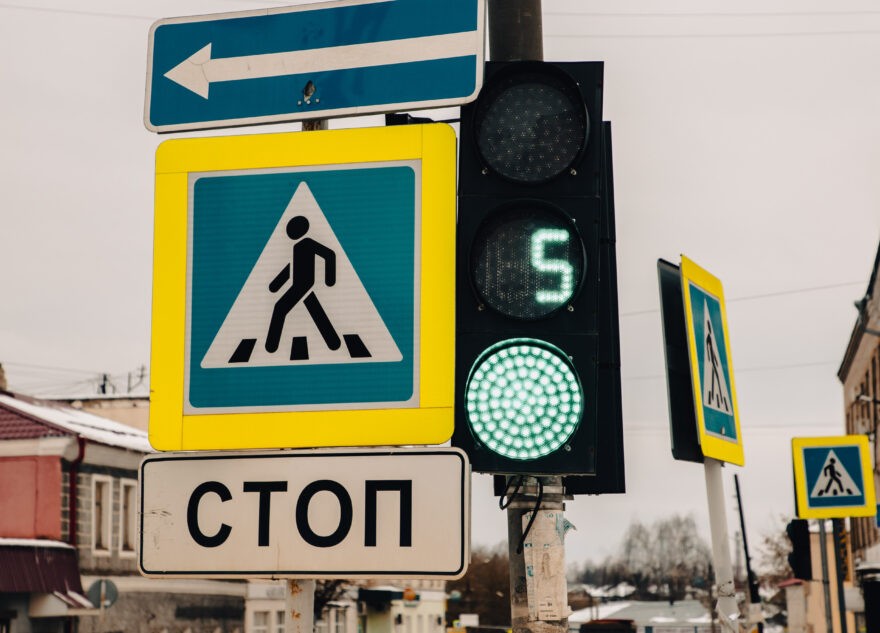 В Тверской области водитель помог упавшему пешеходу перейти дорогу (видео) В Тверской области водитель помог упавшему пешеходу перейти дорогу (видео)