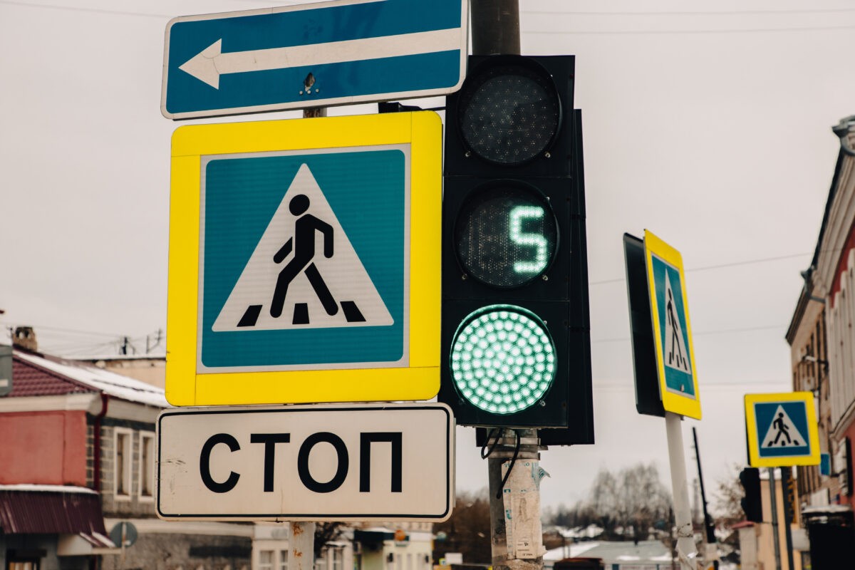 В Тверской области водитель помог упавшему пешеходу перейти дорогу (видео)