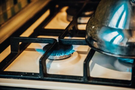 В одном из домов Твери вскрывают квартиры, чтобы дать газ другим жильцам