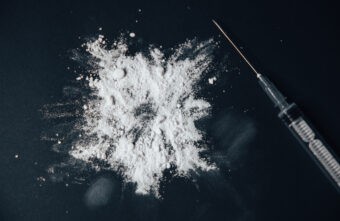 Молодых наркодилеров с героином задержали тверские полицейские Молодых наркодилеров с героином задержали тверские полицейские