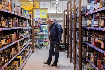 Житель Тверской области украл деньги у собутыльницы и купил ещё спиртного Житель Тверской области украл деньги у собутыльницы и купил ещё спиртного