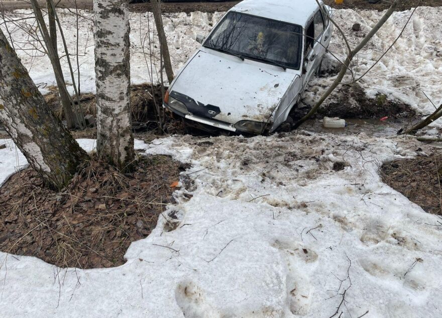 В Тверской области госпитализировали водителя вылетевшей в кювет легковушки В Тверской области госпитализировали водителя вылетевшей в кювет легковушки