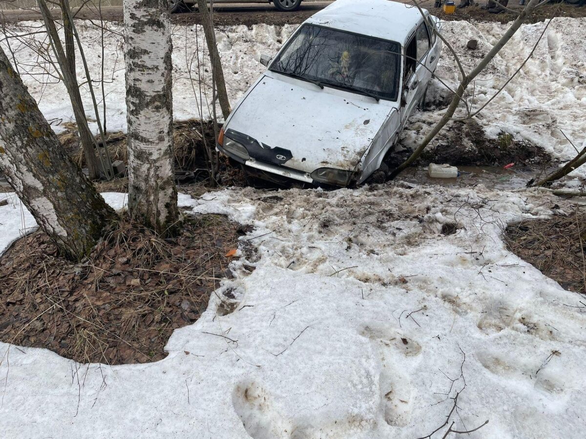 В Тверской области госпитализировали водителя вылетевшей в кювет легковушки