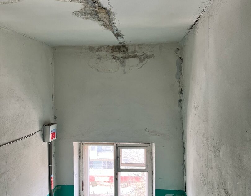 Дом в центре Твери постепенно «ломается пополам»