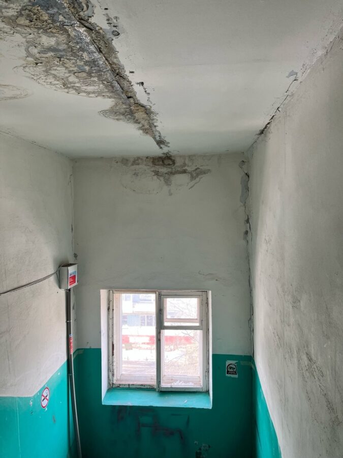 Дом в центре Твери постепенно «ломается пополам»