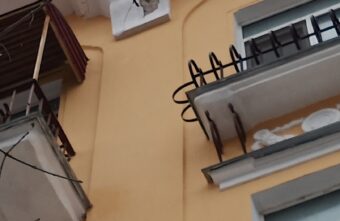 В Твери на тротуар упали большие куски штукатурки жилого дома В Твери на тротуар упали большие куски штукатурки жилого дома