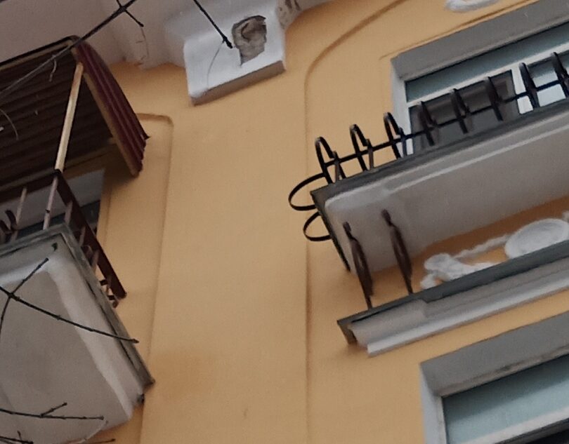 В Твери на тротуар упали большие куски штукатурки жилого дома В Твери на тротуар упали большие куски штукатурки жилого дома