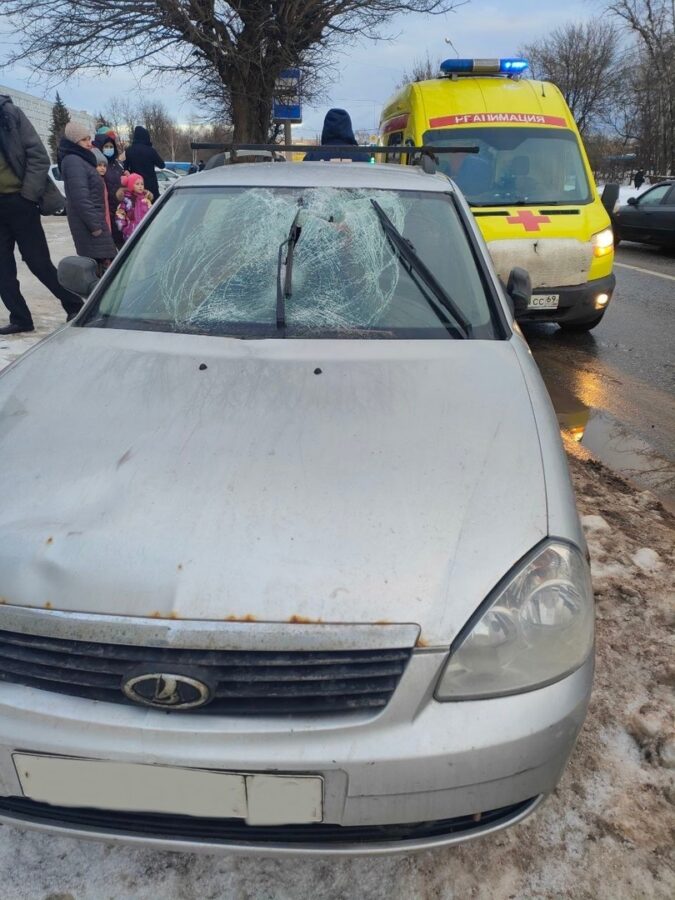 На пешеходном переходе в Твери легковушка сбила молодого человека