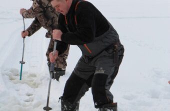 Под Вышним Волочком рыбаки соревновались в подлёдном лове Под Вышним Волочком рыбаки соревновались в подлёдном лове