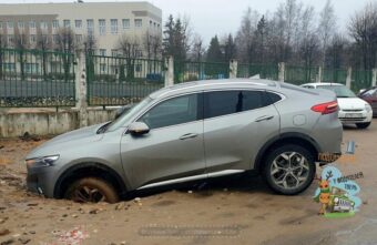 Иномарка угодила в земляную ловушку на парковке в Твери