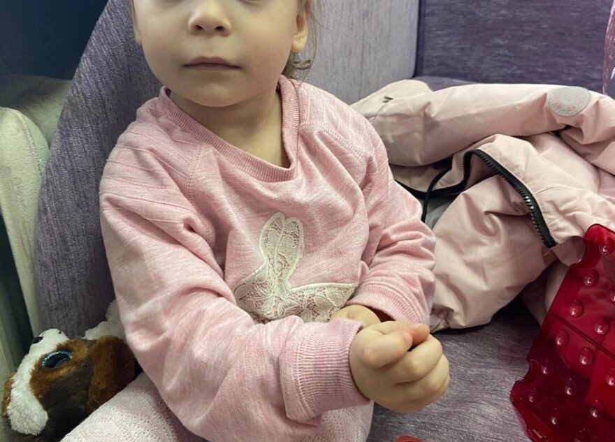 В Твери ищут родителей маленькой девочки