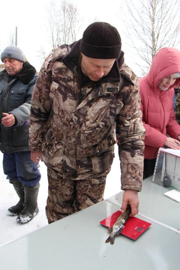 Под Вышним Волочком рыбаки соревновались в подлёдном лове