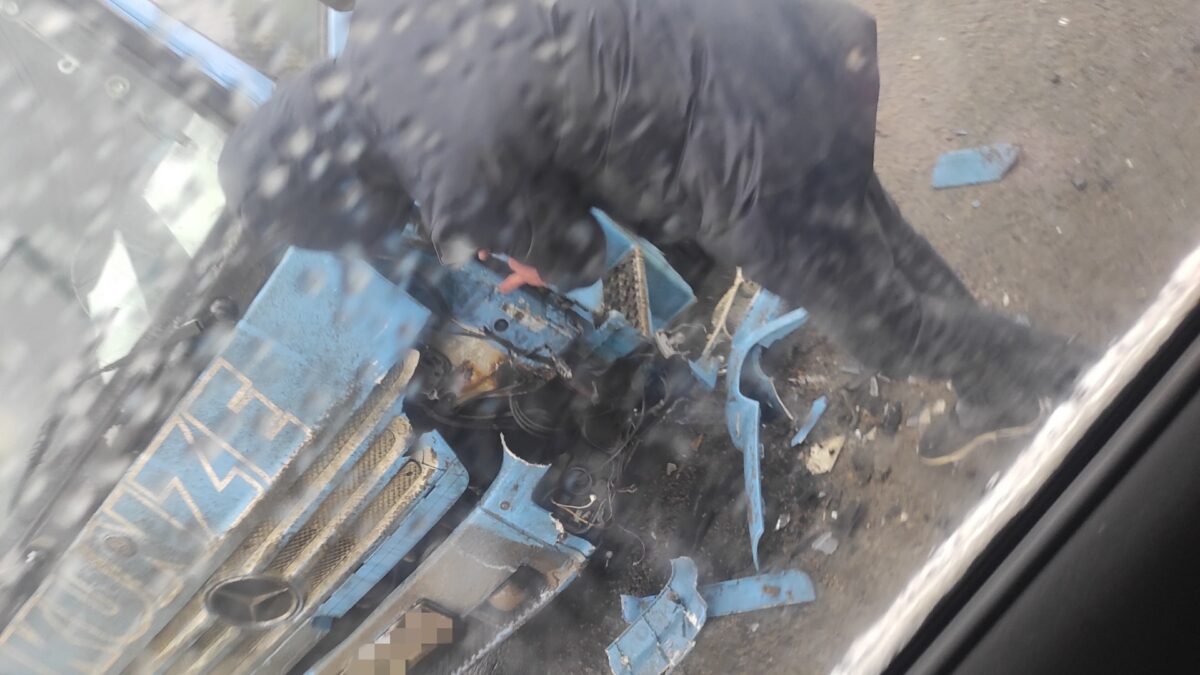 В Твери грузовик отправил легковушку на тротуар