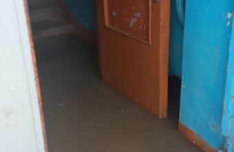 Жители дома в Твери жалуются на воду в подъезде Жители дома в Твери жалуются на воду в подъезде