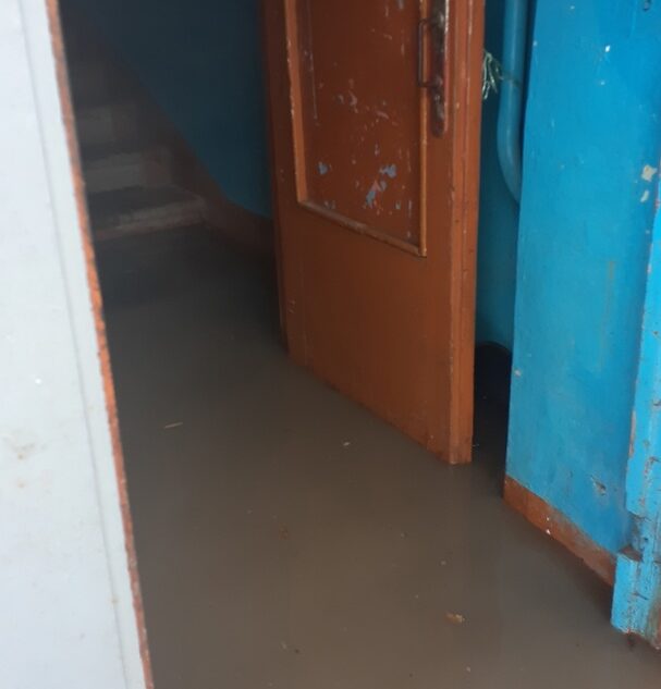 Жители дома в Твери жалуются на воду в подъезде