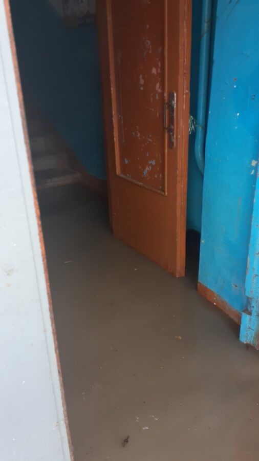 Жители дома в Твери жалуются на воду в подъезде