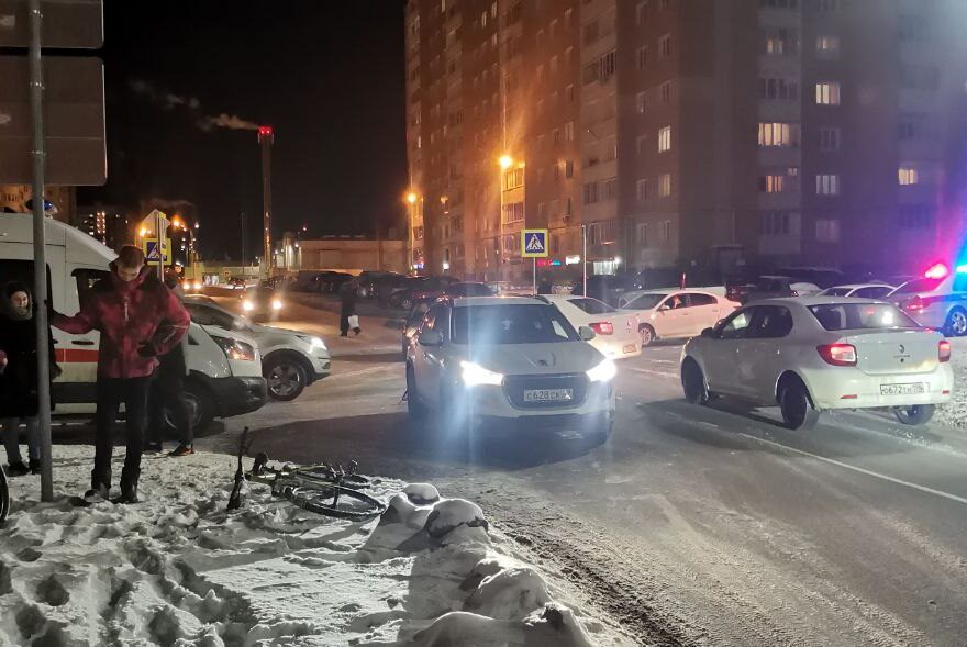 Женщина за рулём иномарки сбила велосипедиста на одной из улиц Твери Женщина за рулём иномарки сбила велосипедиста на одной из улиц Твери